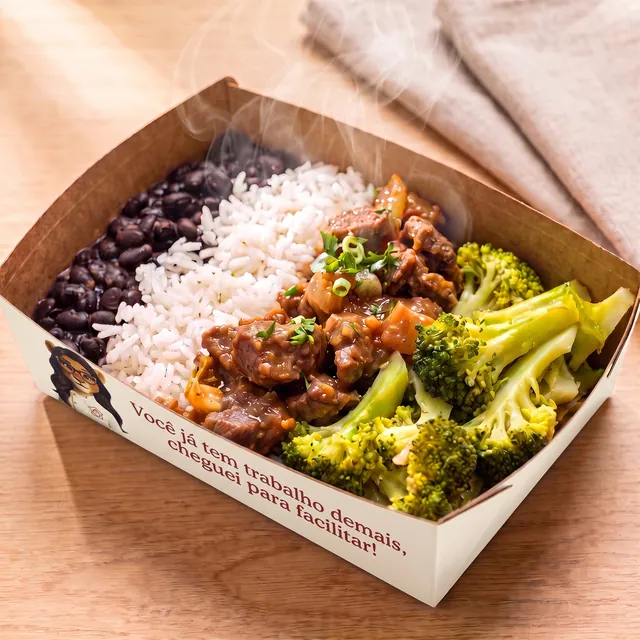 Carne com brócolis, arroz e feijão, na caixa da Calore