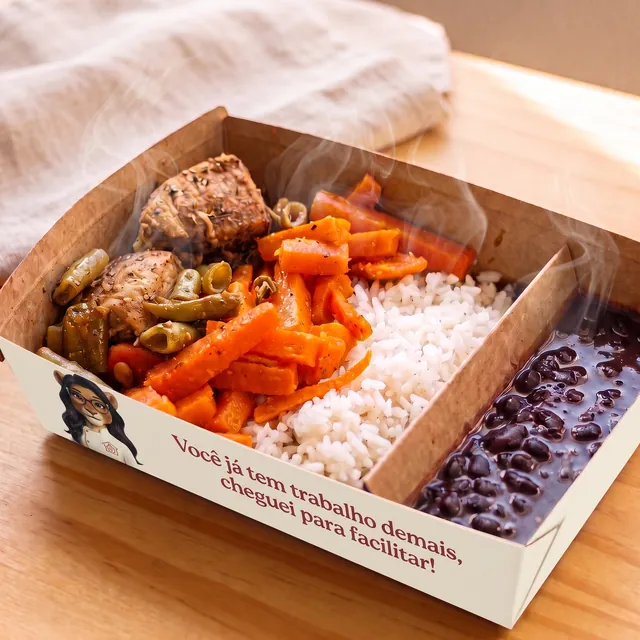 Carne com cenoura e vagem, arroz e feijão, na caixa da Calore