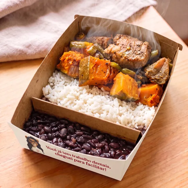 Carne suína com abóbora e vagem, arroz e feijão, na caixa da Calore